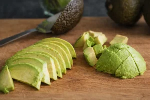 Avokado za srce i sitost na drvenoj dasci